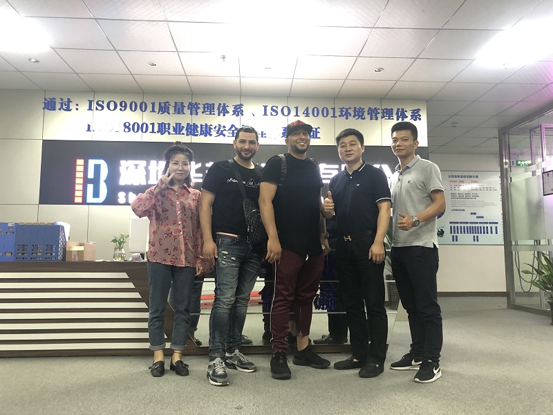 外國國客戶來訪公司就液晶拼接屏項目進(jìn)行洽談