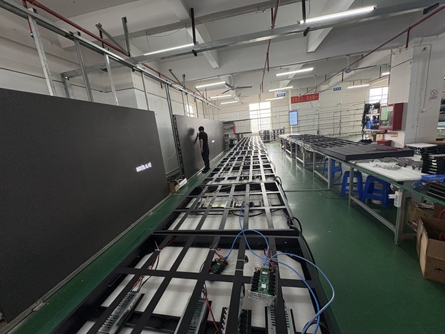 室內(nèi)P4 LED顯示屏:磁吸簡易箱體車間組裝 室內(nèi)P4 LED顯示屏:磁吸簡易箱體車間組裝